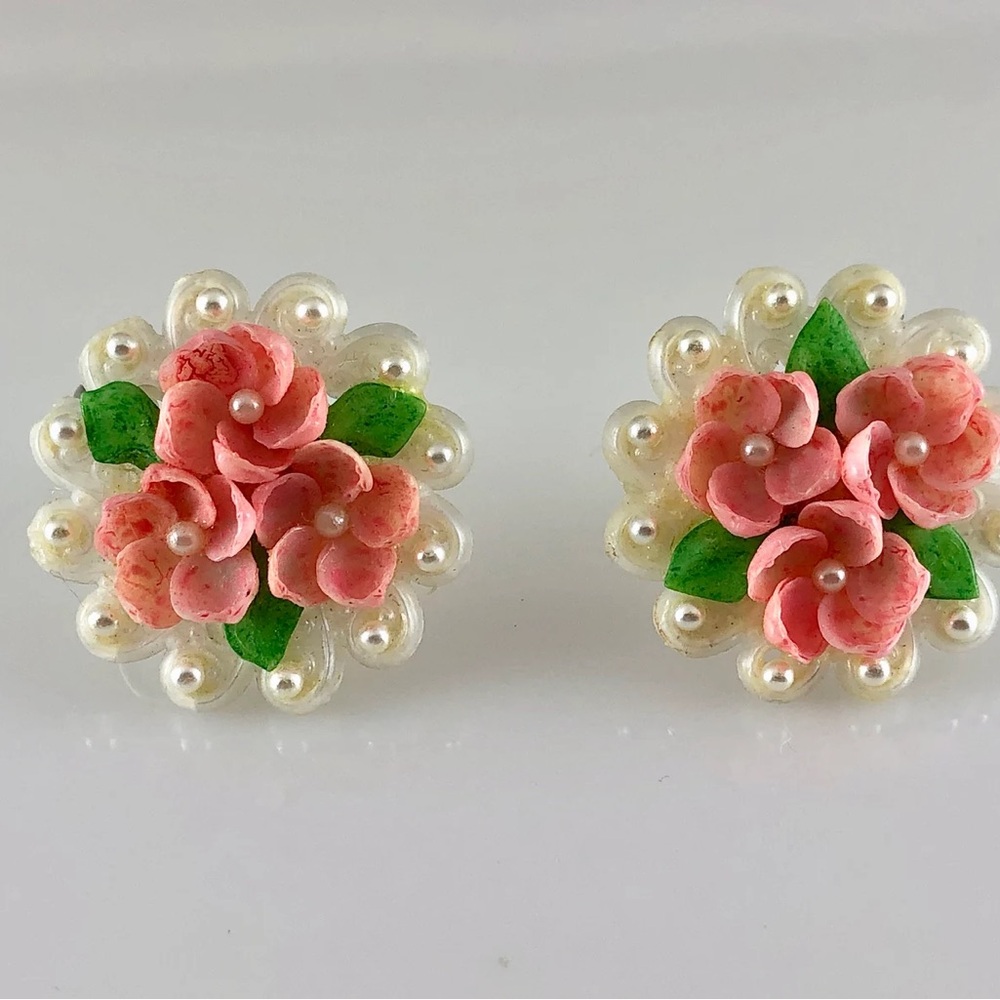 50s Sea Shell Earrings Pink Floral Novelty Faux Pearls Scalloped edge Screw Back - Picture 2 of 8